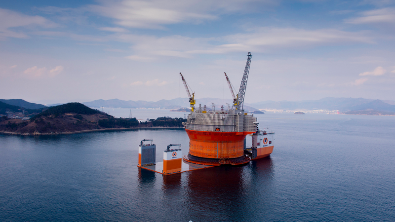 Illustration for article titled Here's The Largest Oil Rig Ever On Top Of The Largest Transport Ship